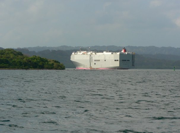 37- Un cargo va passer le canal 